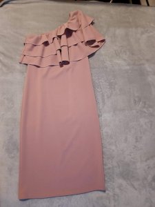 Roza midi haljina na jedno rame