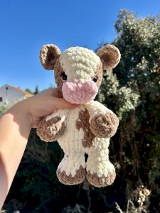 Ručno heklana plišana kravica 30 cm