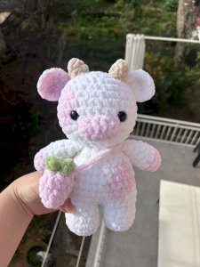 Ručno heklana plišana strawberry kravica