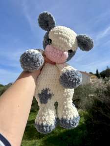 Ručno heklana plišana baby snuggler kravica