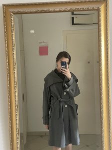 Elegantni sivi kaput hrvatskog dizajna