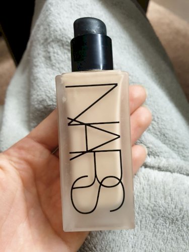 NARS svijetli tekući puder