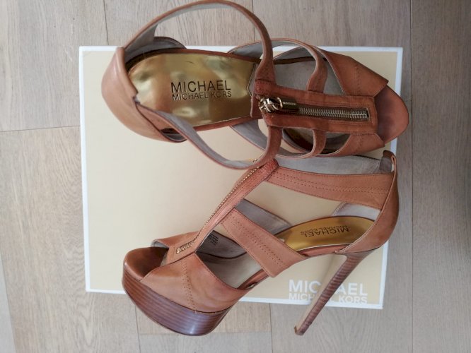 MICHAEL KORS Berkley Tstrap sandale na petu