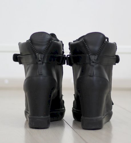 HTM21 KMC10 Zanotti tenisice na petu