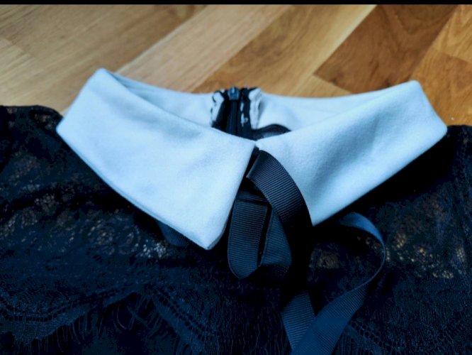 Kratka haljina s čipkastim detaljima