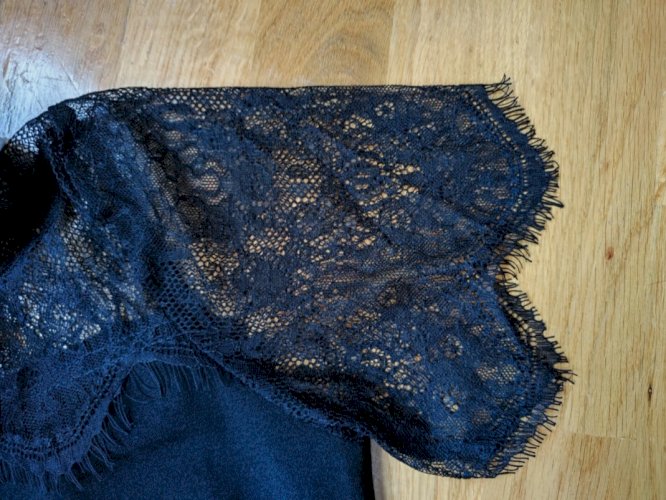 Kratka haljina s čipkastim detaljima