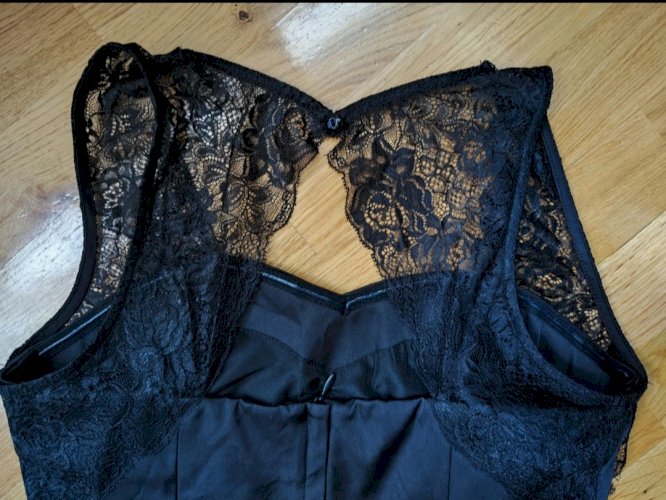 Elegantna mala crna haljina