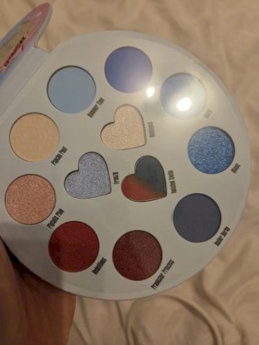 essence Harley Quinn paleta sjenila