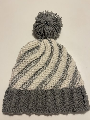 Kapa sivo bijela konbinacija 