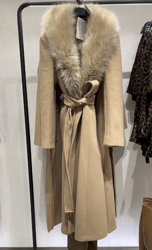 Zara viralni bez dugi kaput s krznom