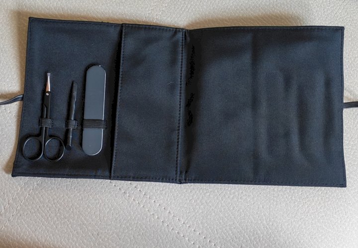 YSl Beauty torbica i putni set za manicuru