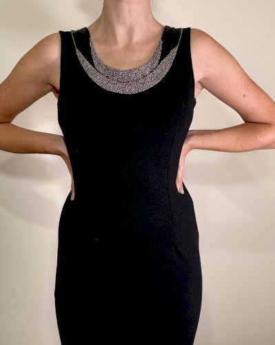 Mala crna haljina s perlicama