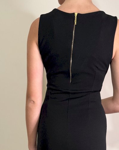 Mala crna haljina s perlicama