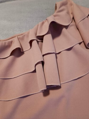 Roza midi haljina na jedno rame