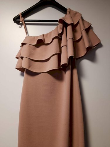 Roza midi haljina na jedno rame