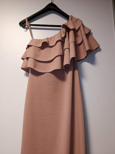 Roza midi haljina na jedno rame