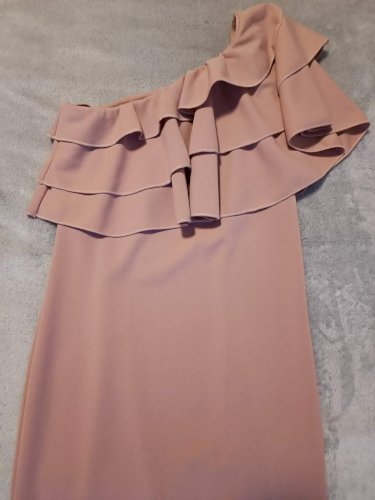 Roza midi haljina na jedno rame