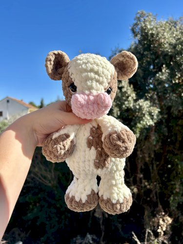 Ručno heklana plišana kravica 30 cm