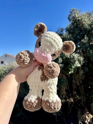 Ručno heklana plišana kravica 30 cm