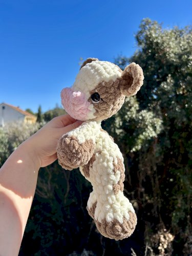 Ručno heklana plišana kravica 30 cm