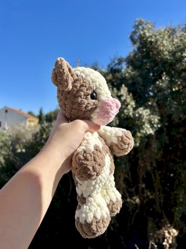 Ručno heklana plišana kravica 30 cm