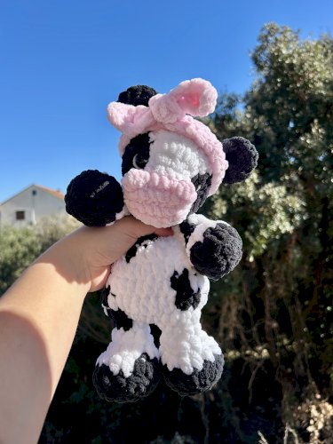 Ručno heklana plišana kravica