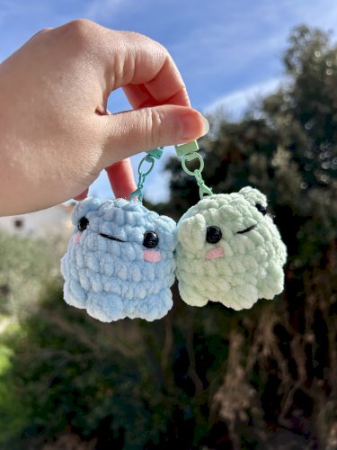 Dva heklana plišana privjeska žabice