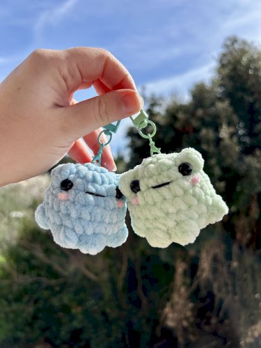 Dva heklana plišana privjeska žabice