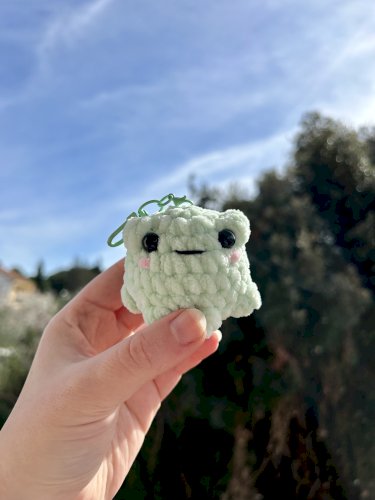 Dva heklana plišana privjeska žabice