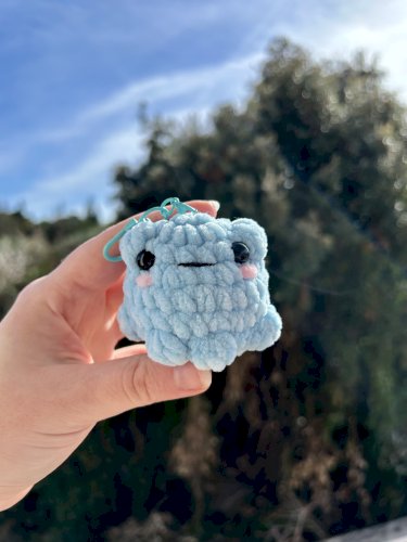 Dva heklana plišana privjeska žabice