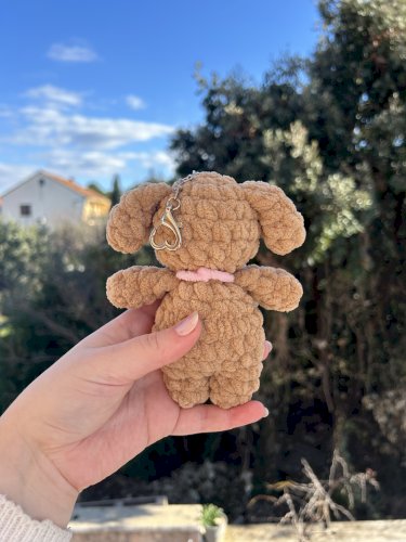 Ručno heklani plišani privjesak psić