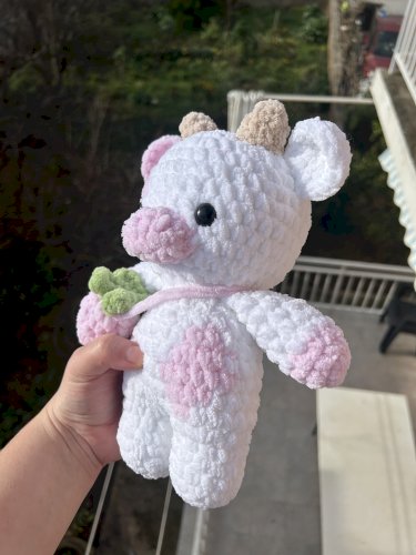 Ručno heklana plišana strawberry kravica