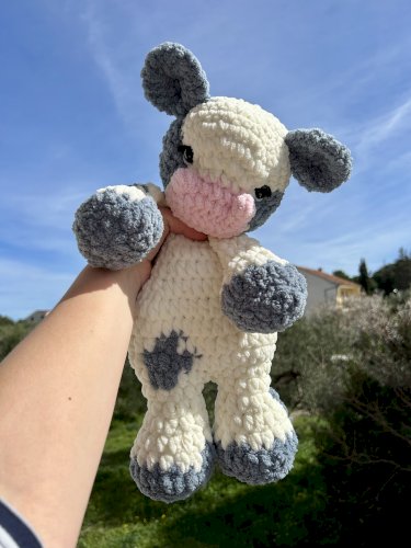 Ručno heklana plišana baby snuggler kravica