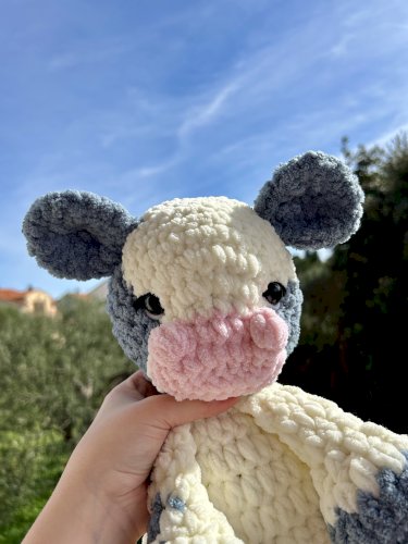 Ručno heklana plišana baby snuggler kravica