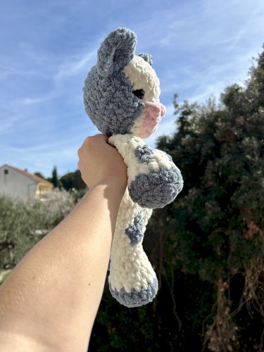 Ručno heklana plišana baby snuggler kravica