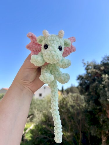 Ručno heklani plišani baby zmaj  može biti peivjesak