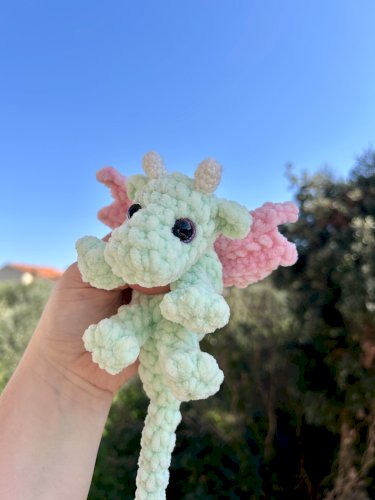 Ručno heklani plišani baby zmaj  može biti peivjesak