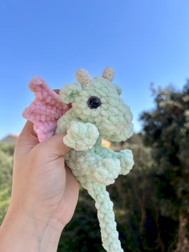 Ručno heklani plišani baby zmaj  može biti peivjesak