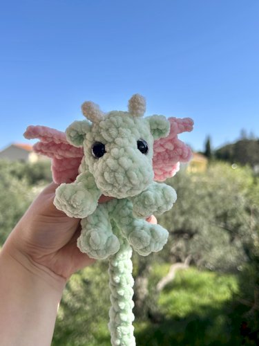 Ručno heklani plišani baby zmaj  može biti peivjesak