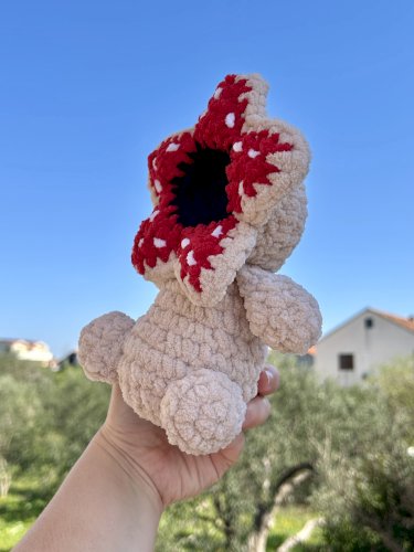 Ručno heklani demogorgon