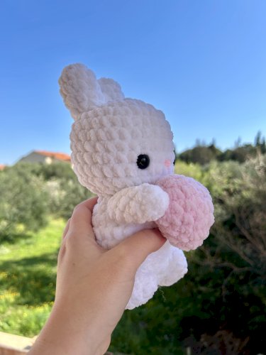 Ručno heklani plišani zeko sa srcem