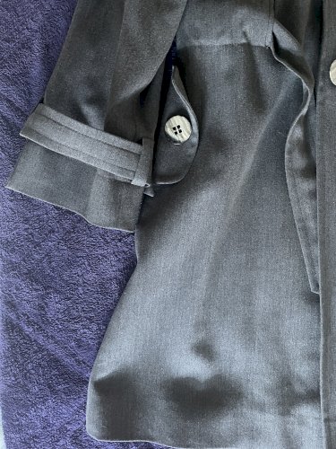 Elegantni sivi kaput hrvatskog dizajna