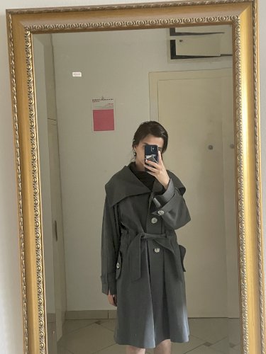 Elegantni sivi kaput hrvatskog dizajna