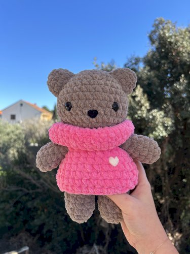 Ručno heklani plišani medo s rozim puloverom  26cm