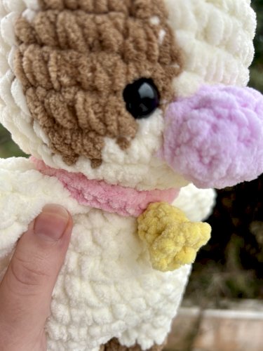 Ručno heklana plišana krem bijela kravica 30cm