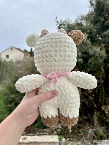 Ručno heklana plišana krem bijela kravica 30cm
