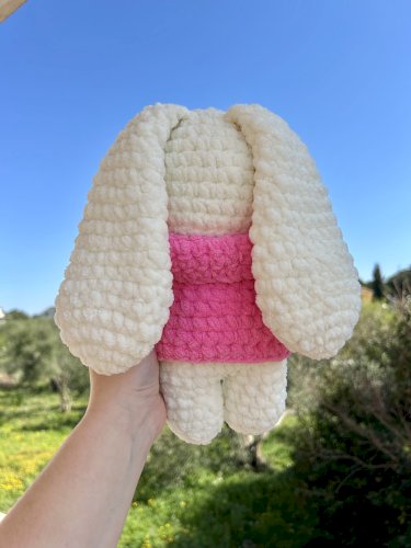 Ručno heklani plišani krem bijeli zeko s rozim džemperom 25cm