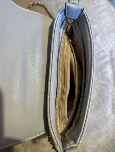 Siva prošivena crossbody torbica sa zlatnim lancem