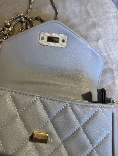 Siva prošivena crossbody torbica sa zlatnim lancem