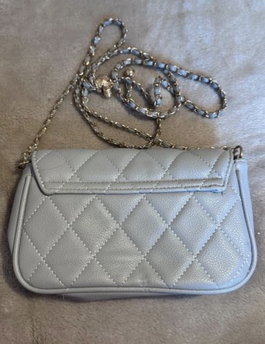 Siva prošivena crossbody torbica sa zlatnim lancem